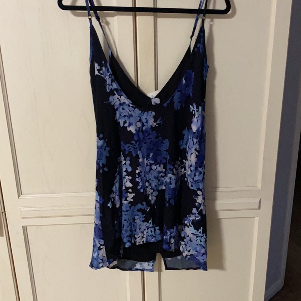 An Olivaeous floral tunic top in Small. - Picture 4 of 4